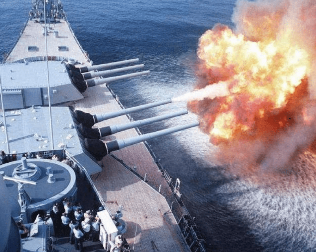 為什么岸炮打不過艦炮，深度解析背后的原因，岸炮與艦炮的較量，解析背后的原因與差異