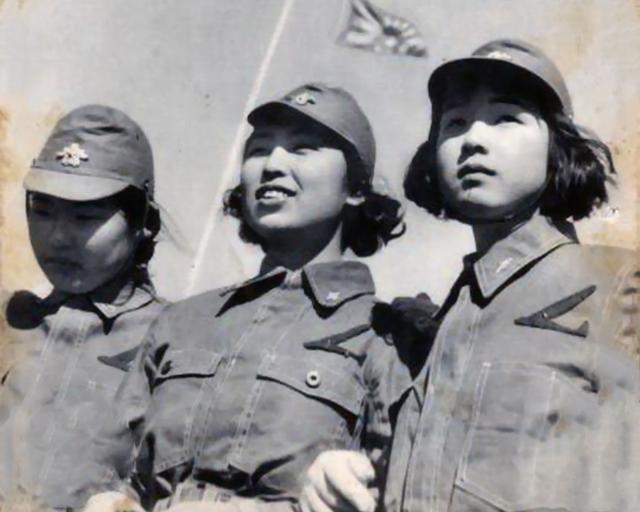 中國女兵敬禮圖片，展現(xiàn)力量與榮耀的象征，中國女兵敬禮，力量與榮耀的展現(xiàn)