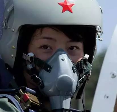 揭秘殲-10女飛行員犧牲真相，英雄背后的故事令人動容，揭秘殲-10女飛行員犧牲真相，英雄背后的感人故事